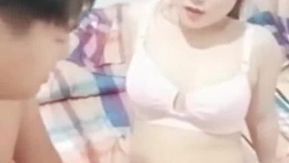 若いカップルに情熱的に顔を見せるリン姉妹