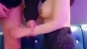 童顏大奶美眉撕破絲襪和粉絲砲友在KTV的沙發上啪啪