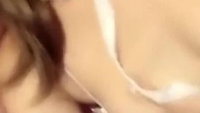 小さな虎の歯を持つ清純そうな美女の第 2 シーズンでは、ベッドの上で胸がこぼれ、ピンク色のマンコを見せつけて誘惑します。