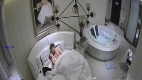 Le jeune couple a été filmé en secret dans la salle de bain blanche, en train de se faire baiser par terre tout en étant retenu et baisé. L'héroïne voulait à nouveau faire l'amour le matin, mais elle était mécontente.