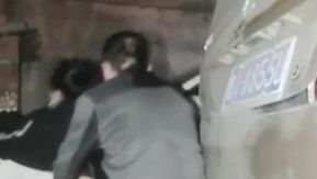 A bela âncora trabalhou muito pelo presente e fez uma transmissão ao vivo em 3P com dois tios ao ar livre em uma noite fria.