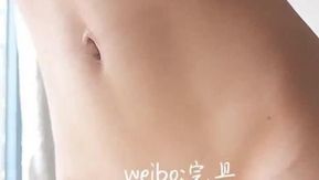爆乳完具少女最新VIP会员版之手脚被绑住了扔到飘窗上乳夹肛塞求操高清私拍