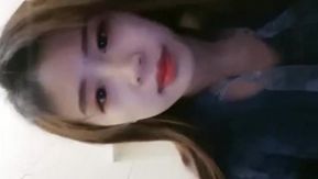 Garota linda fica com ela, faz sexo no banheiro, toma banho e faz sexo oral nela