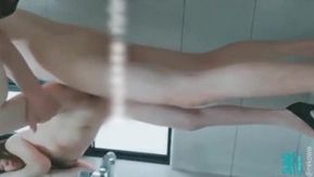 Écarter les jambes et baiser fort avec un creampie dans la salle de bain