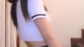 Show en vivo de tentación con uniforme de colegiala sexy en una plataforma determinada