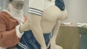 聖誕老人與制服爆乳學妹的激情碰撞前面玩雞巴後面操嫩逼夾