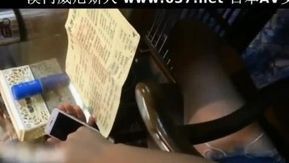 四男はツアーガイドとそのクラスメイトに偶然会ってしまい、一緒に出かけセックスをしてしまう。
