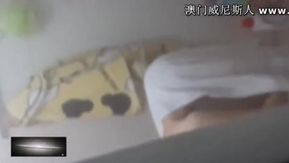 Filmando secretamente algumas senhoras de pele branca da casa ao lado tomando banho