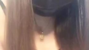 Chica parecida a un hada en ropa interior sexy es tentadora a exponer sus senos, primer plano de su coño tocándose el coño y masturbándose