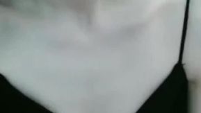 Uma jovem bonita e seu parceiro sexual dirigem ao ar livre e fazem sexo oral com sua buceta fodida forte por trás