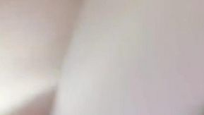 Una guapa joven belleza de figura alta y cuerpo esbelto se masturba y abre su coñito rosado