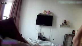 Los piratas informáticos registran en secreto la vida hogareña de las parejas. Una esposa regordeta con grandes pechos regordetes se burla de una joven sin pelo mientras duerme sexy.