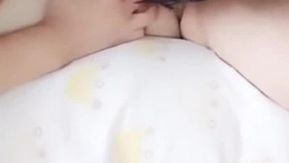 Show de dupla sacanagem mãe e filha, mostrando o rosto durante todo o processo A garotinha é tão linda que chupa os peitos e lambe a bucetinha.