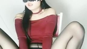 骚气萌妹子性感开档黑丝茄子带套自慰太大抹点润滑油才进得