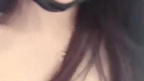 La guapa belleza Ye Zi retransmite en directo un apasionado espectáculo de sexo oral y trío, muy tentador