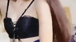 Presentadora busca fans masculinos para follarla en vivo
