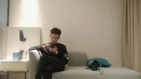 Le meilleur frère canard du prince Tanhua prend le relais de la jolie fille. Elle porte une tenue sexy à bretelles et se tient la tête en bas.