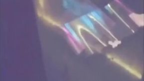 Ne manquez pas quand un homme riche fête son anniversaire en faisant l'amour dans les toilettes de KTV et en léchant sa bite dans le lavabo