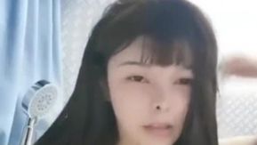 Elle aime lécher la bite et profiter du service de léchage de chatte du petit frère. Elle prend l'initiative de monter et gémit avec une expression très sexy.