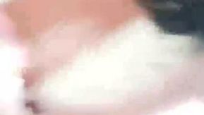 那淫荡的表情舔着鸡巴真是舒服，主动骑上去被小哥捏着奶
