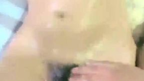 Une jolie fille avec de grosses boucles d'oreilles et des cheveux longs fait un spectacle à deux, huilant tout son corps, se frottant la chatte, prenant une douche, puis faisant l'amour