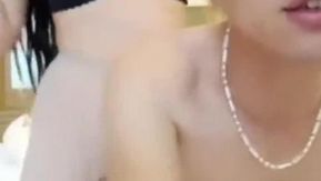 La chica folla con su amiga que está follando con un follando en cadena, haciéndole una mamada de garganta profunda, levantando el culo y siendo follada duro por detrás.