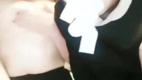 大きな胸と太い尻を持つ弟は、叔母のスカーフで覆われ、さまざまな体位で彼女の大きな胸を揉みしだかれ、エクスタシーの叫び声を上げました。