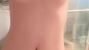 若い女の子のジャスミンがシャワーで自撮りしてオナニー、とても誘惑的
