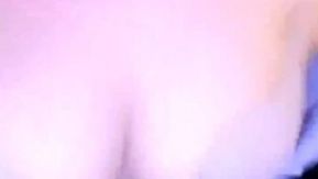La petite fée a montré son visage pour la séduire, s'exhibant avec les accessoires nouvellement achetés, et son anus a été stimulé par une double pénétration.