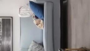 Приседать на диване для орального секса, поднимать ее ягодицы и кататься на ней сзади очень соблазнительно.