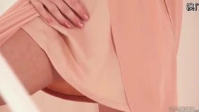 Linda jovem loira fode a bucetinha e se masturba em casa, tendo orgasmos constantes!