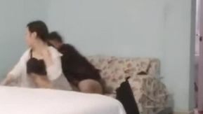 Hotel paga 500 yuans por ficar com uma jovem branqueadora e uma garota de meio período toca flauta e faz sexo em várias posições