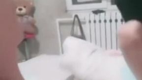 La belle élancée et son petit ami font l'amour, écartent la chatte, se touchent, lèchent la bite, montent dessus et baisent