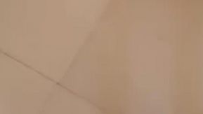Enlève ton jean, touche ta chatte, flirte, fait une pipe, pousse, gémit et halète