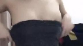 Una polla falsa tan gruesa te pone muy cachondo