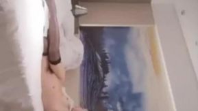 Le gros a pris rendez-vous avec une jeune femme potelée en blanc. Après une pause, il la baiserait fort une deuxième fois.