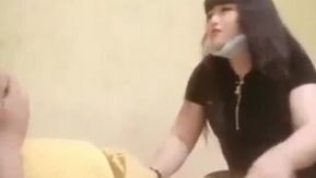 デブ男がマッサージを受けた後、巨乳熟女は馬乗りになりながら胸を押し付けてアナルを舐め、激しく犯して喘ぎ声を上げました。