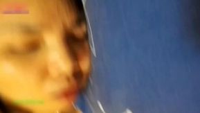 Una joven de grandes pechos y temperamento tiene una reunión privada con internautas a espaldas de su marido