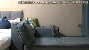 Самая сексуальная девушка в юбке, облегающей бедра, надевает черные чулки, скачет на ней и жестко трахается