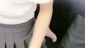 腰と腰と小悪魔的な体型のエッチな若いカップルがコンドームなしでセックスして中出しする姿はセクシーで魅惑的です。