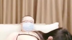 Una preciosa joven de piernas largas y piernas atractivas tiene su primera cita con un hombre de gafas, presumiendo de follada dura, tocándose el coño y lamiéndole el coño.