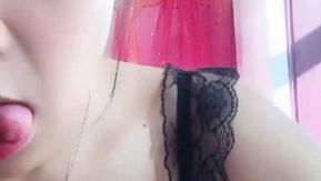 Una presentadora de belleza muy guarra viste medias de red y zapatos rojos de tacón alto con el trasero levantado al lado de la cama.