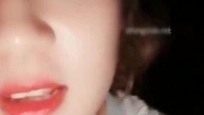 Xiaoying, ancienne comédienne aux gros seins de YY Entertainment, a perdu toute sa fortune familiale dans le jeu et s'est tournée vers la pornographie et la pornographie