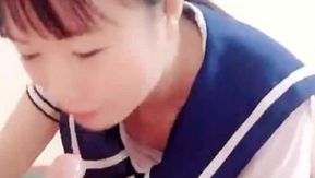 長相萌萌噠妹學生製服雙人啪啪大秀抱起來猛操搞完再到浴