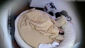 大きなおまけ - 芸術的な気質を持つセクシーでスレンダーな美女は、最初は恥ずかしがって犯されることを拒否していましたが、男に犯されました