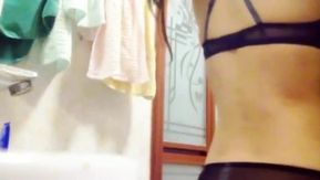 Alyssa, professeur d'anglais, déesse de Shanghai, s'agenouille dans la salle de bain, la lèche par derrière et fait l'amour 720P