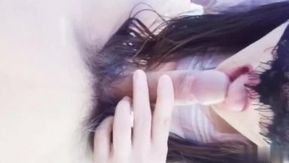 若い恋人たちは交互に舌で征服します〜幸せな雰囲気はピンクの泡で満たされているようです〜