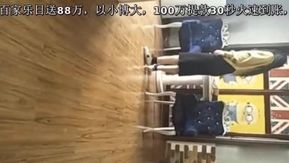 Le vilain frère cadet a séduit sa sœur aînée à midi. Il a enlevé la culotte sexy de la sœur aînée et l'a entrée par derrière sans préservatif. Ses fesses étaient constamment cognées.