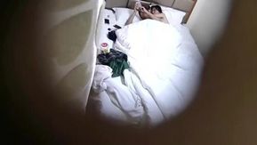[酒店偷拍] 素雅白嫩大生美女~一进房就忍不住脱掉女友的衣服~看来渴很久啰!!