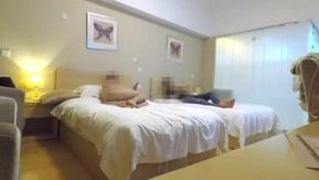 Appeler un ami pour un plan à trois avec la femme obsédée (1)